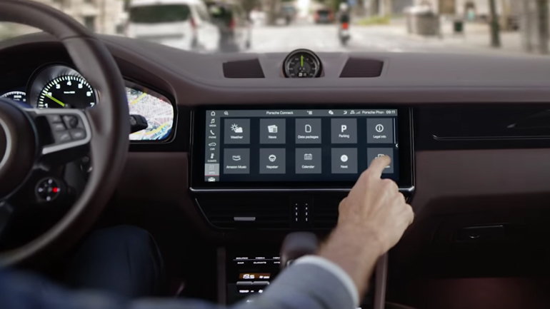 Σε μία Porsche με δύο κινήσεις του χεριού μαθαίνεις και την τιμή των καυσίμων